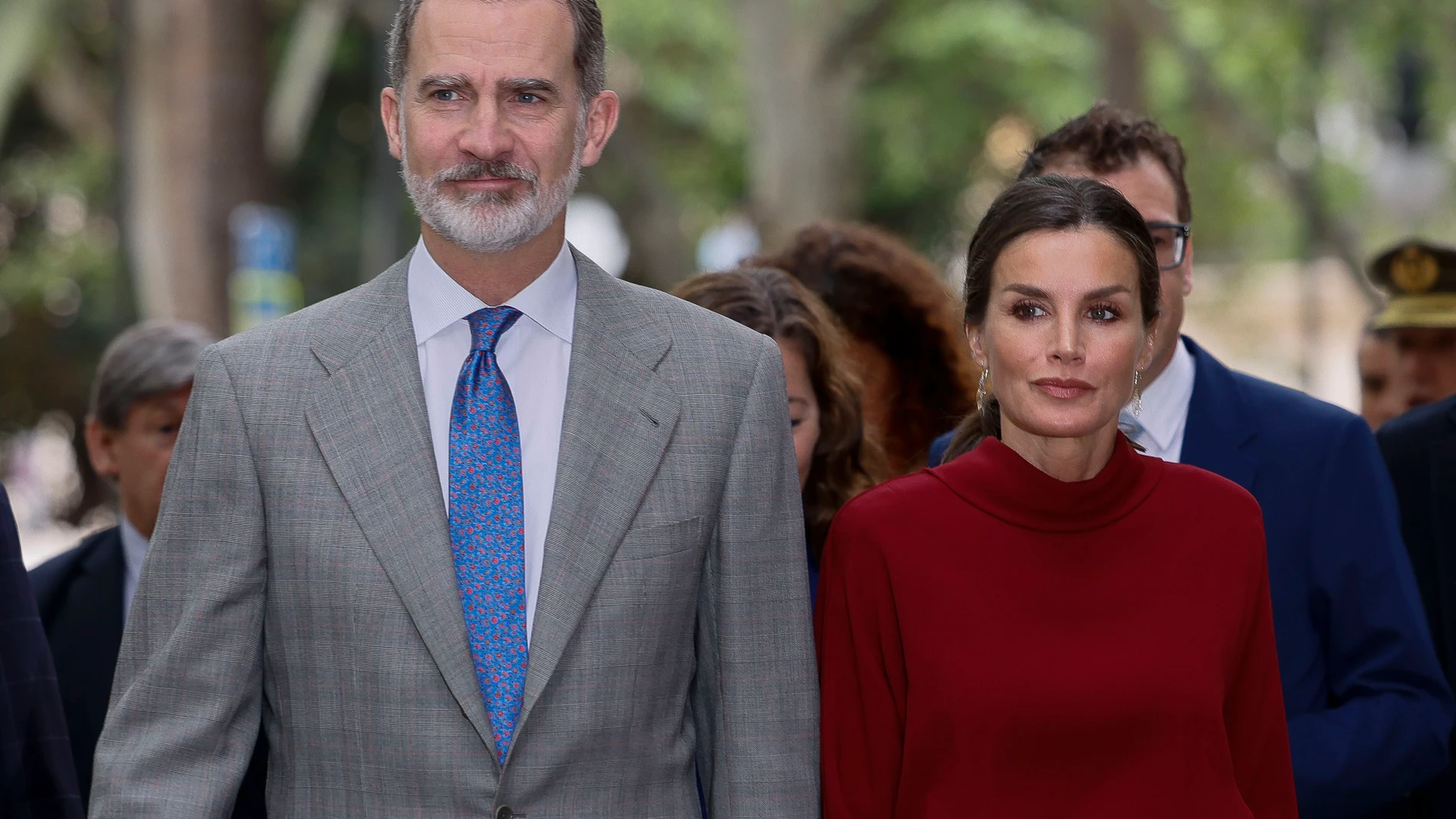 El rey Felipe VI (i) y la reina Letizia (d) a su llegada al acto de presentación "Tour del Talento" y el anuncio del ganador del Premio Fundación Princesa de Girona 2022 en la categoría de Investigación Científica en Palma de Mallorca este miércoles.