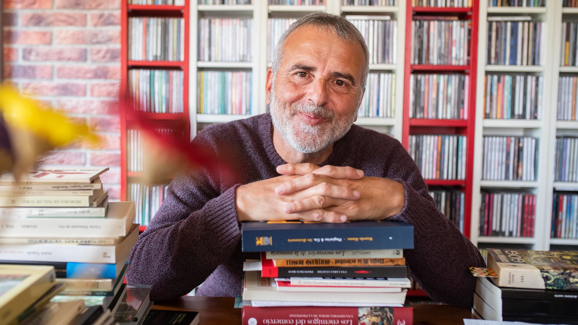 El escritor y profesor de Filosofía Ricardo Álamo posa en su casa de Puerto Real (Cádiz)
