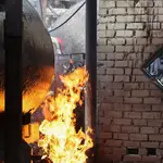 Bomberos sofocan un incendio en una estación de gas del este de Ucrania