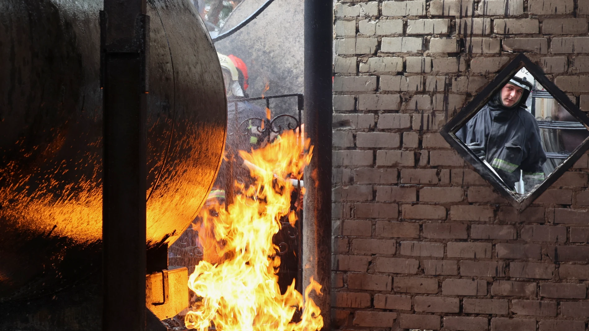 Bomberos sofocan un incendio en una estación de gas del este de Ucrania