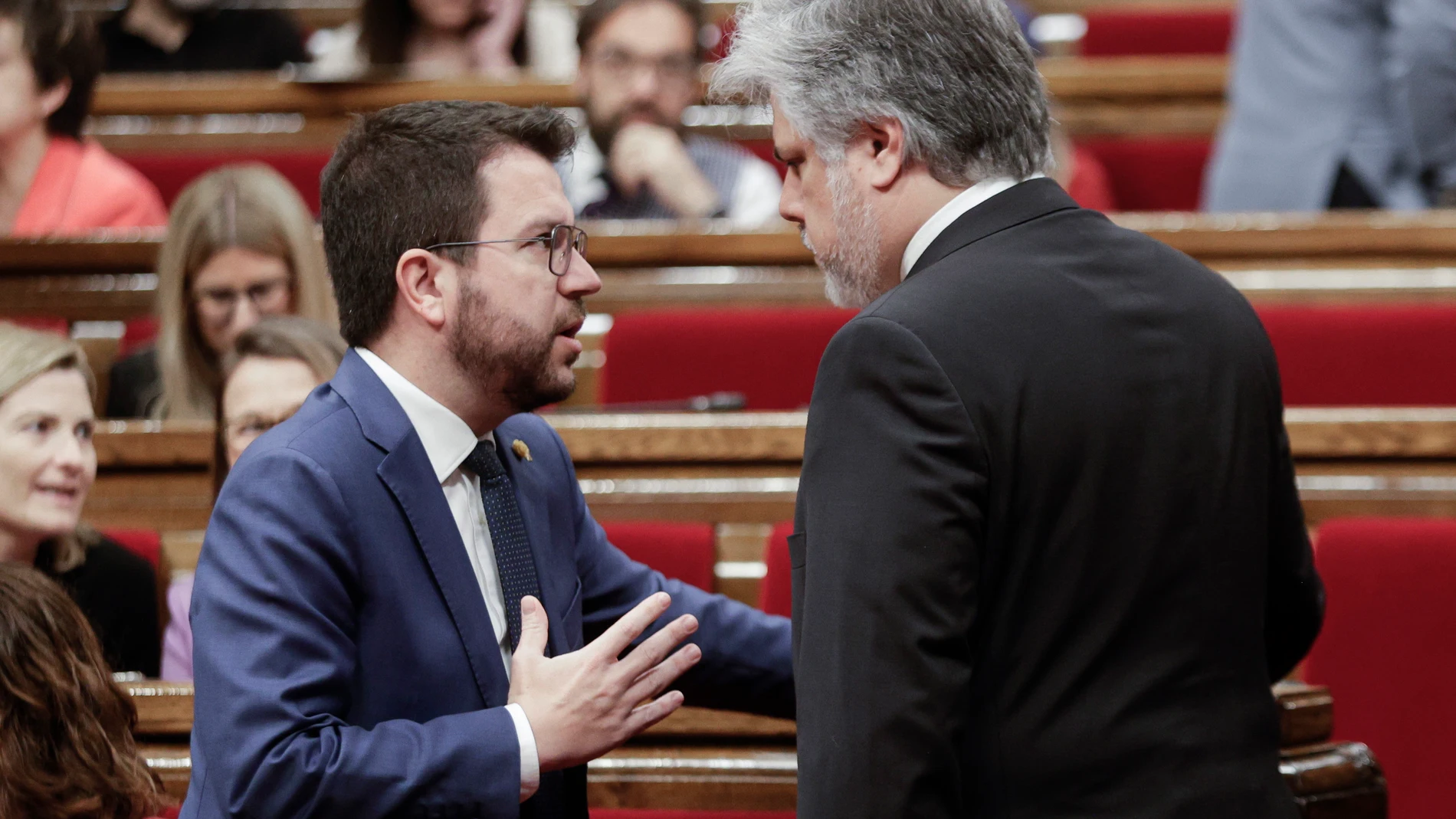 El presidente de la Generalitat, Pere Aragonès, conversa con el portavoz de JxCat, Albert Batet