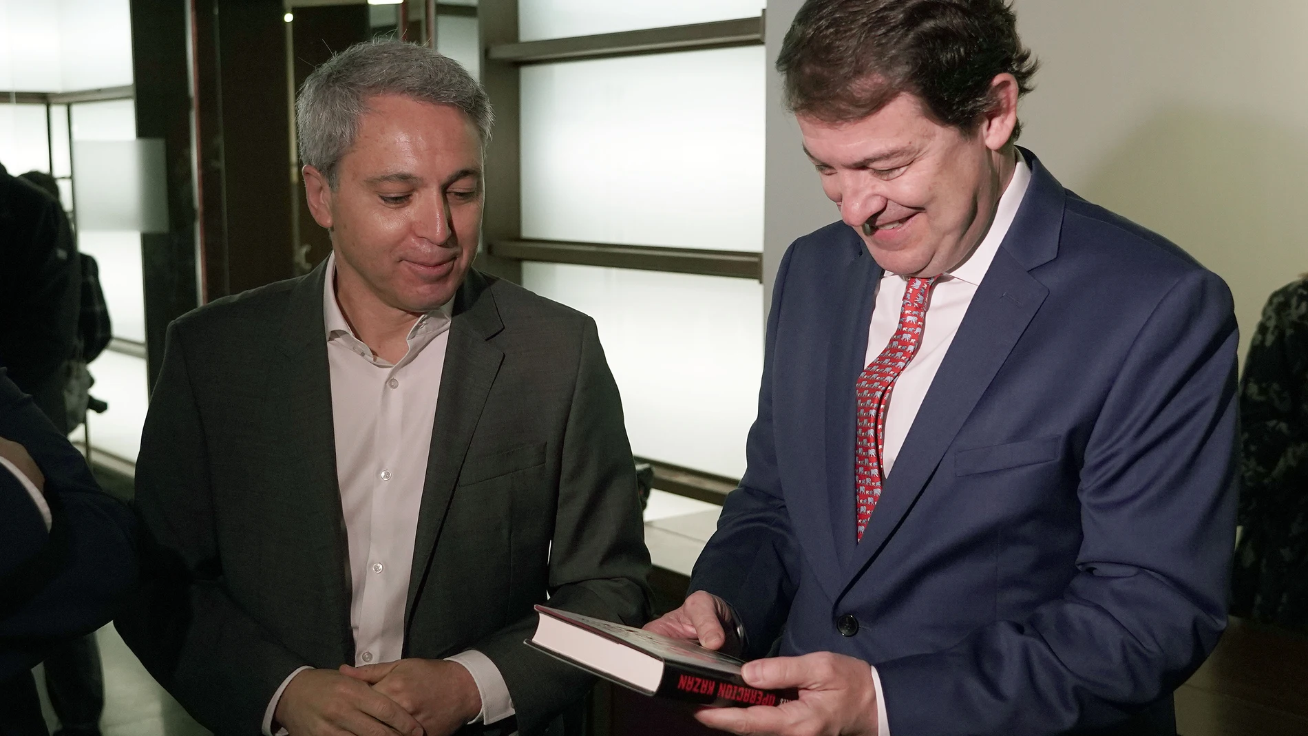 El periodista de Antena 3 Vicente Vallés conversa con el presidente de la Junta, Alfonso Fernández Mañueco, antes de presentar su primera novela "Operación Kazan"