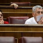 La portavoz parlamentaria de EH Bildu, Mertxe Aizpurua (i), y el diputado de EH Bildu Oskar Matute (d) durante el pleno celebrado este jueves en el Congreso