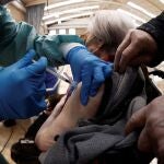 Una mujer recibe la vacuna contra el coronavirus en Pamplona (Navarra)
