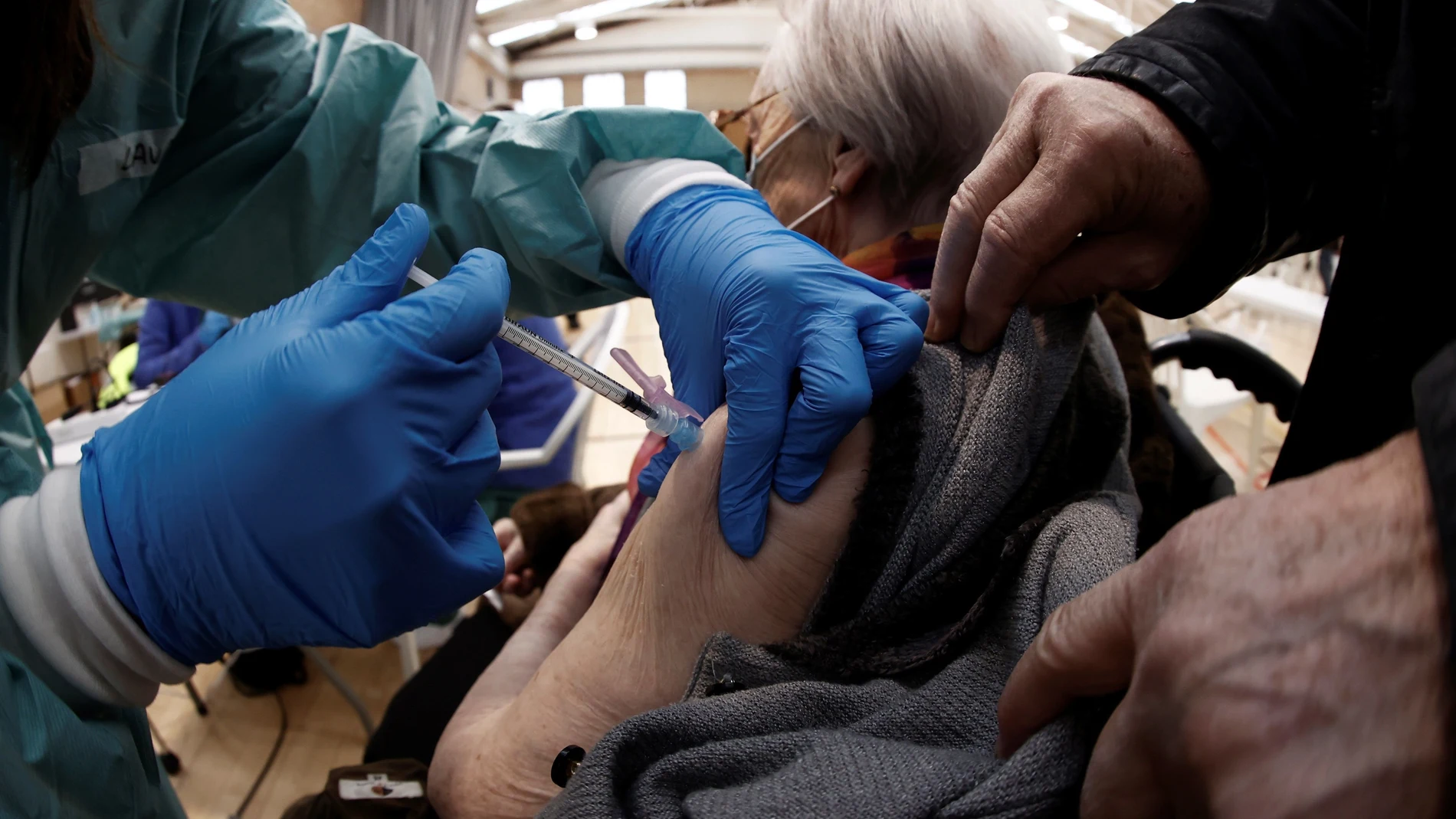 Una mujer recibe la vacuna contra el coronavirus en Pamplona (Navarra)