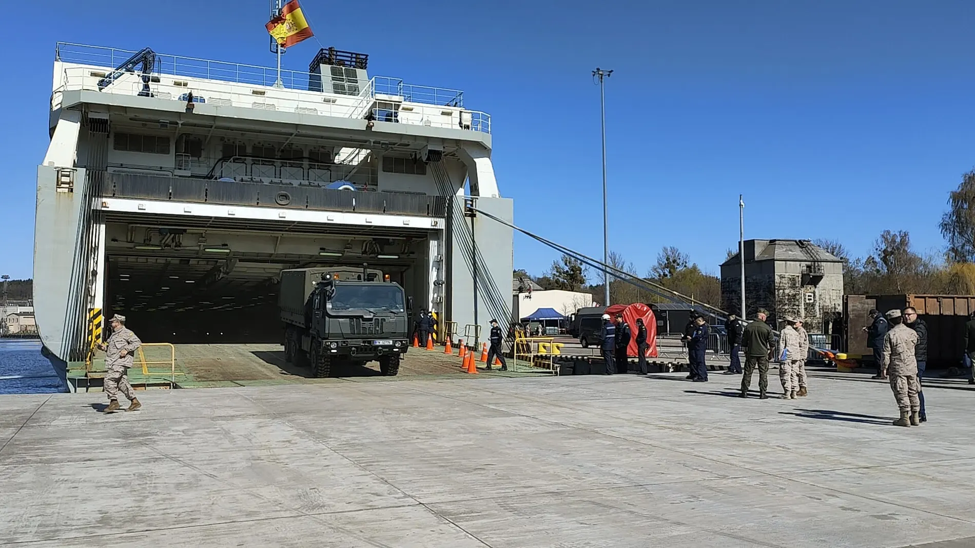 Militares españoles descargan en Polonia el material enviado por España