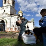 Niños jugando a las afueras de la localidad de Chernigov, en Ucrania