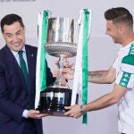 El presidente de la Junta, Juanma Moreno, (i) y el capitán del Real Betis, Joaquín Sánchez, (d). Joaquín Corchero / Europa Press
