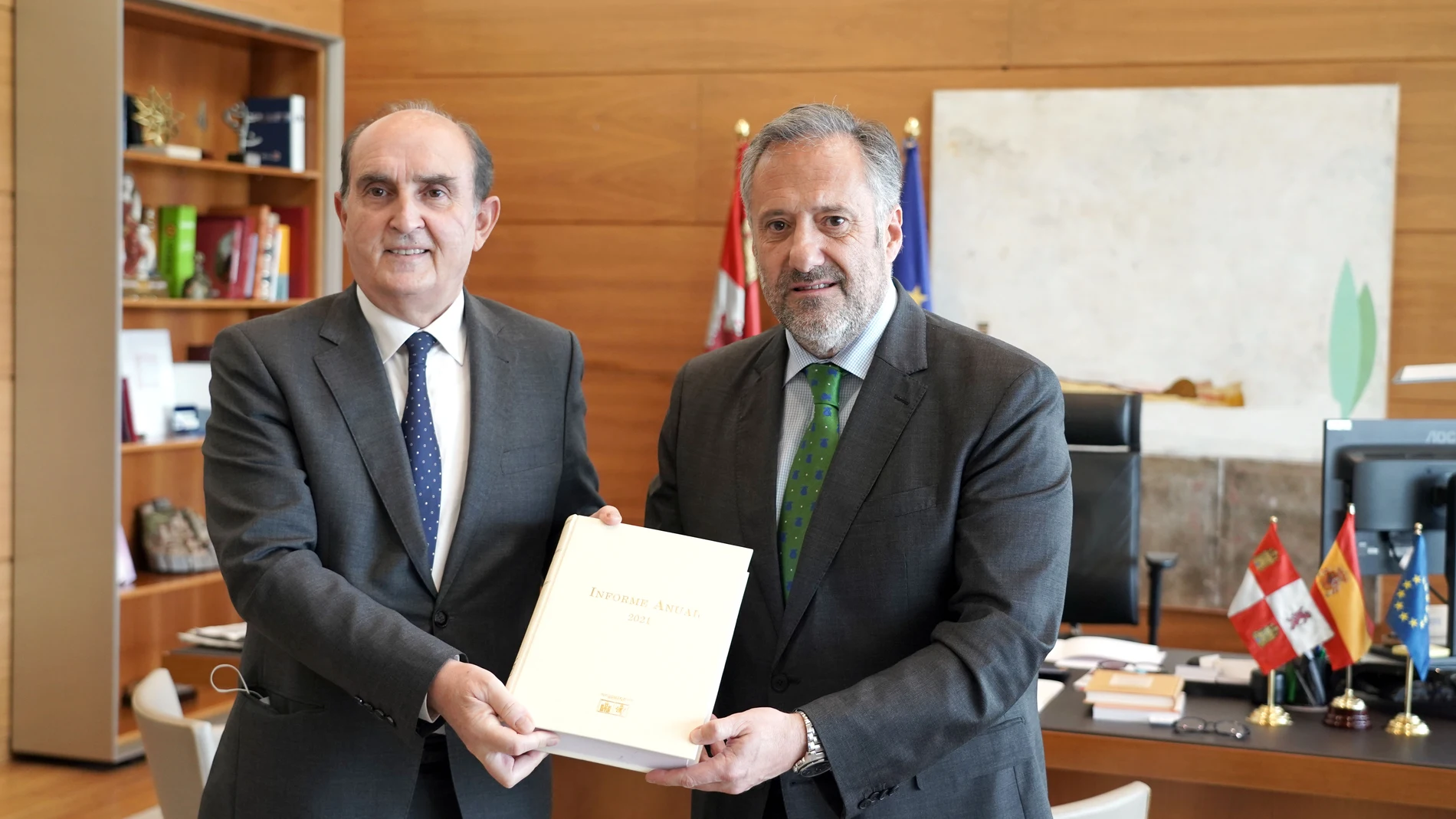 El presidente de las Cortes de Castilla y León, Carlos Pollán, recibe del Procurador del Común, Tomás Quintana, el Informe Anual de la Institución, correspondiente al año 2021