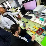 Un estudiante de un módulo de electrónica en Madrid