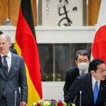 El canciller Olaf Scholz junto con el primer ministro japonés, Fumio Kishida, hoy en Tokio