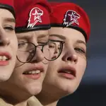 Un grupo de adolescentes del movimiento Yunarmia durante el desfile militar de la Plaza Roja