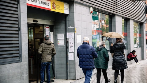 Varias personas pasan por la Oficina de Empleo del Paseo de las Acacias, en Madrid