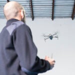 Es común ver volar drones en operaciones de rescate, acciones policiales, en rodajes y partidos de fútbol