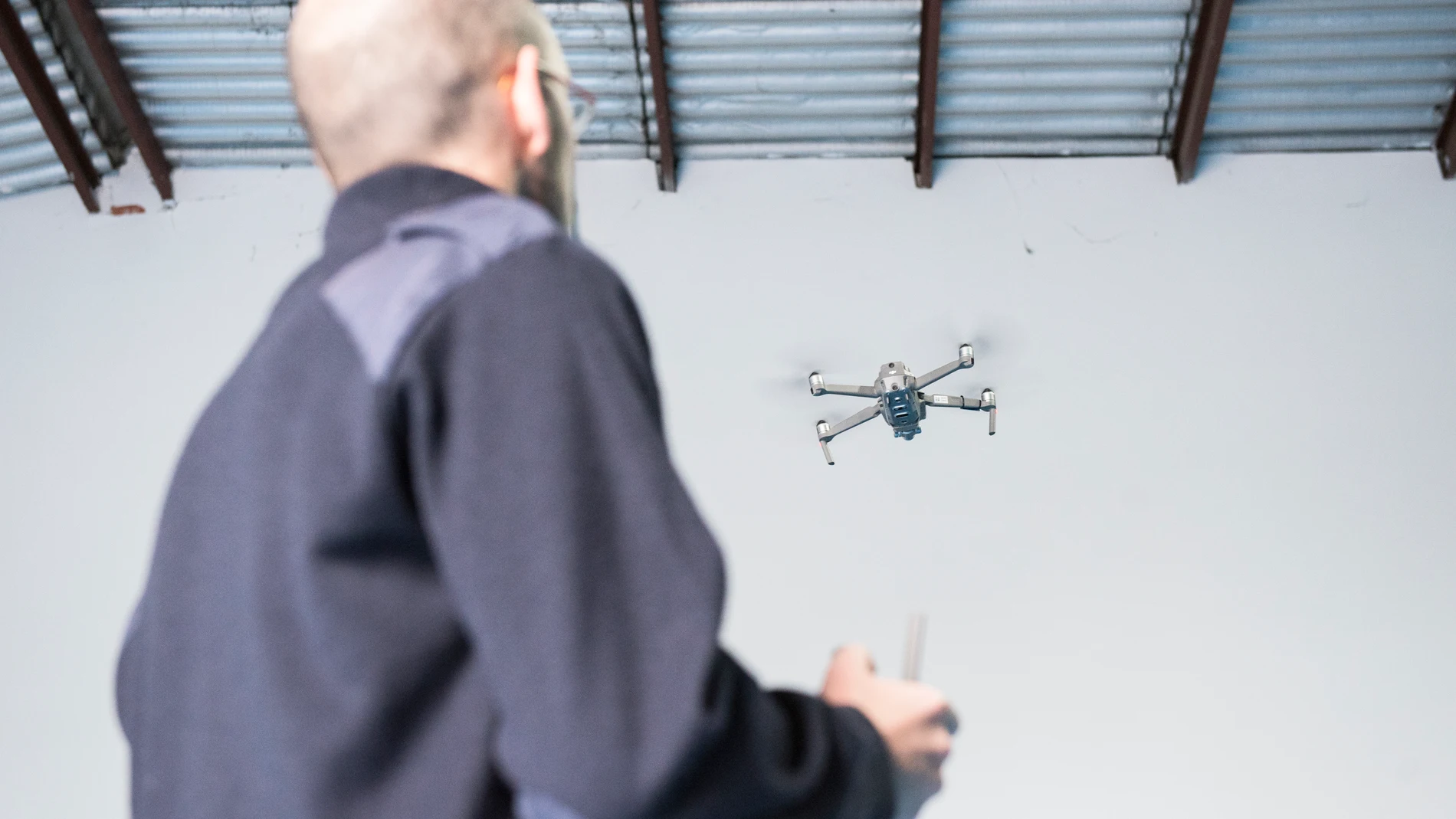 Es común ver volar drones en operaciones de rescate, acciones policiales, en rodajes y partidos de fútbol