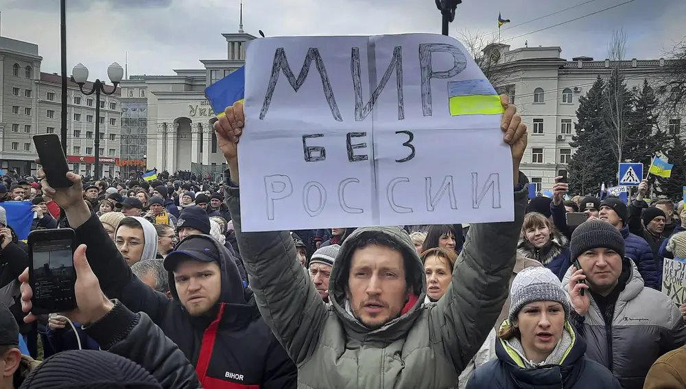 Un hombre sostiene una pancarta que dice: &quot;Mundo sin Rusia&quot;, durante una manifestación contra la ocupación rusa en la plaza Svobody (Libertad) en Jersón antes de ser tomada por los rusos, en marzo