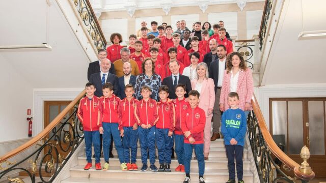 Armisén, Butragueño, Gallego, Ortega y Martín, junto a alguno de los niños que participarán en el campus