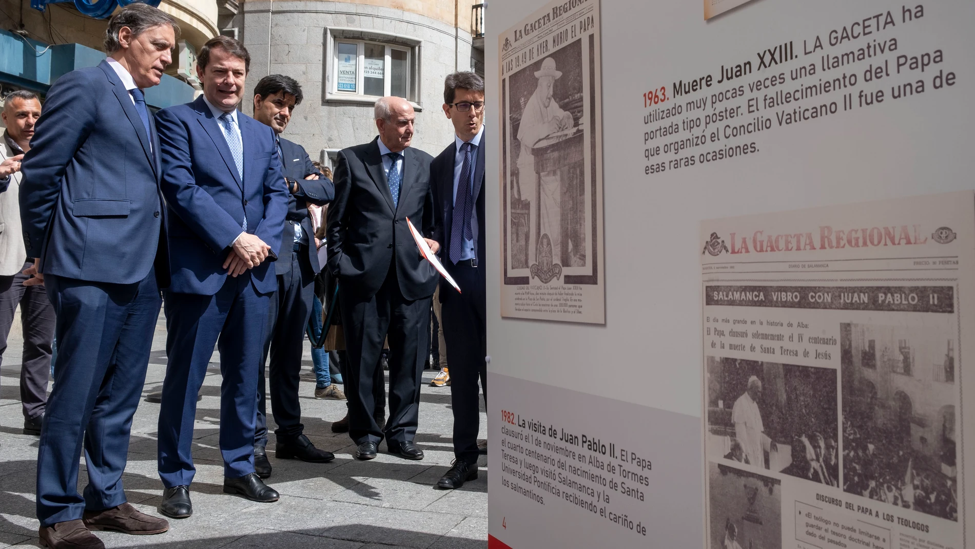 El presidente de la Junta de Castilla y León, Alfonso Fernández Mañueco, asiste a la inauguración de la exposición 'Portadas que hacen historia', de La Gaceta de Salamanca