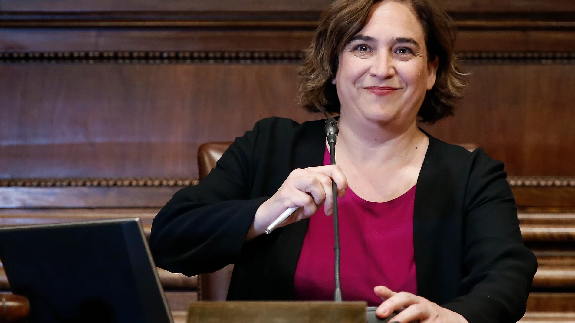 La alcaldesa de Barcelona, Ada Colau, durante el pleno del Ayuntamiento de Barcelona