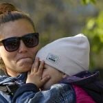 Una mujer ucraniana hace cola con su bebé para recibir ayuda humanitaria