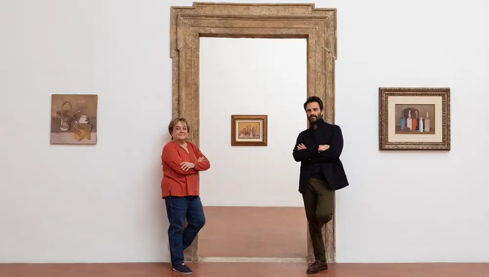 Marilena Pasquali, comisaria de la muestra Il Tempo Sospeso y Mattia De Luca, propietario de la Galería e inventor de la muestra