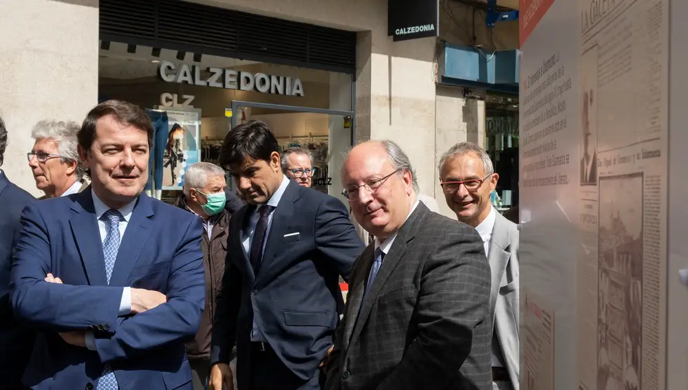 El presidente de la Junta de Castilla y León, Alfonso Fernández Mañueco, asiste a la inauguración de la exposición 'Portadas que hacen historia', de La Gaceta de Salamanca