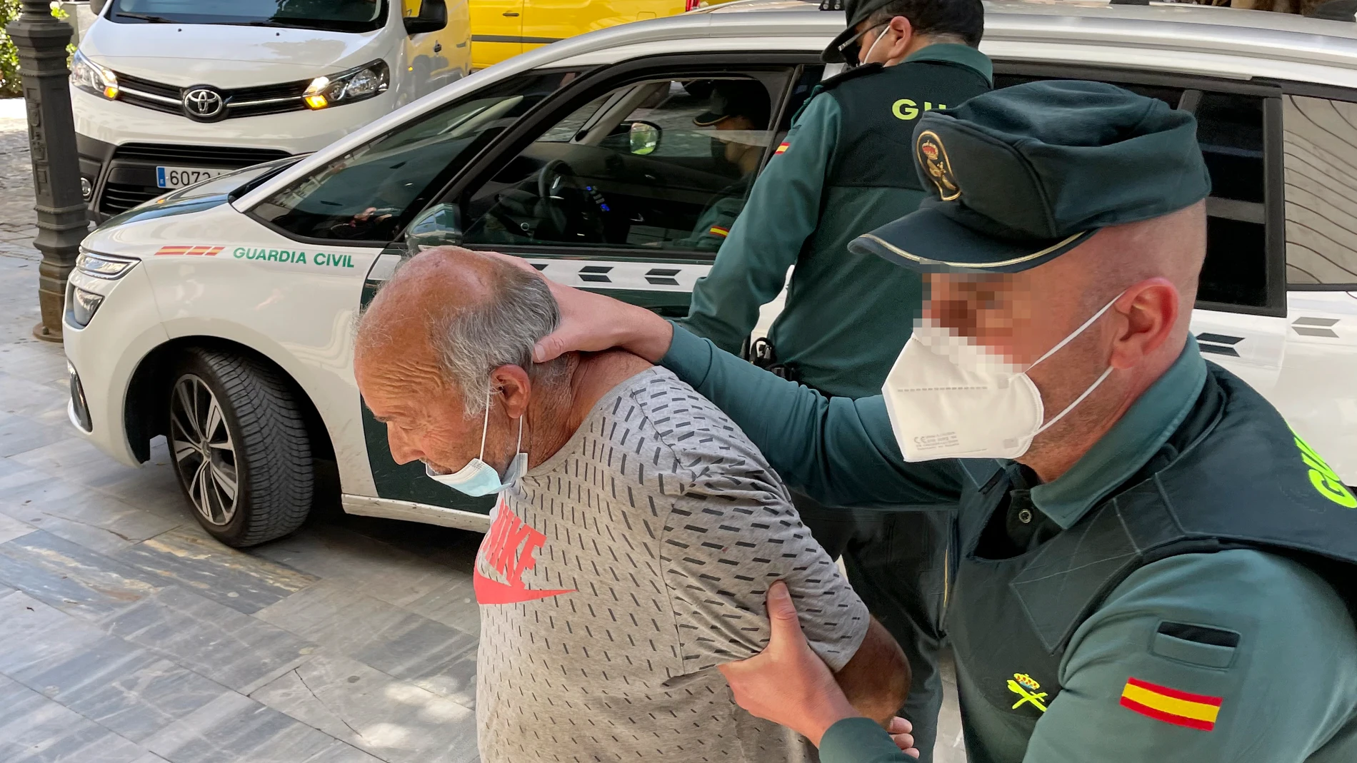 Agentes de la Guardia Civil llevan a disposición judicial al hombre detenido en Sueca (Valencia)