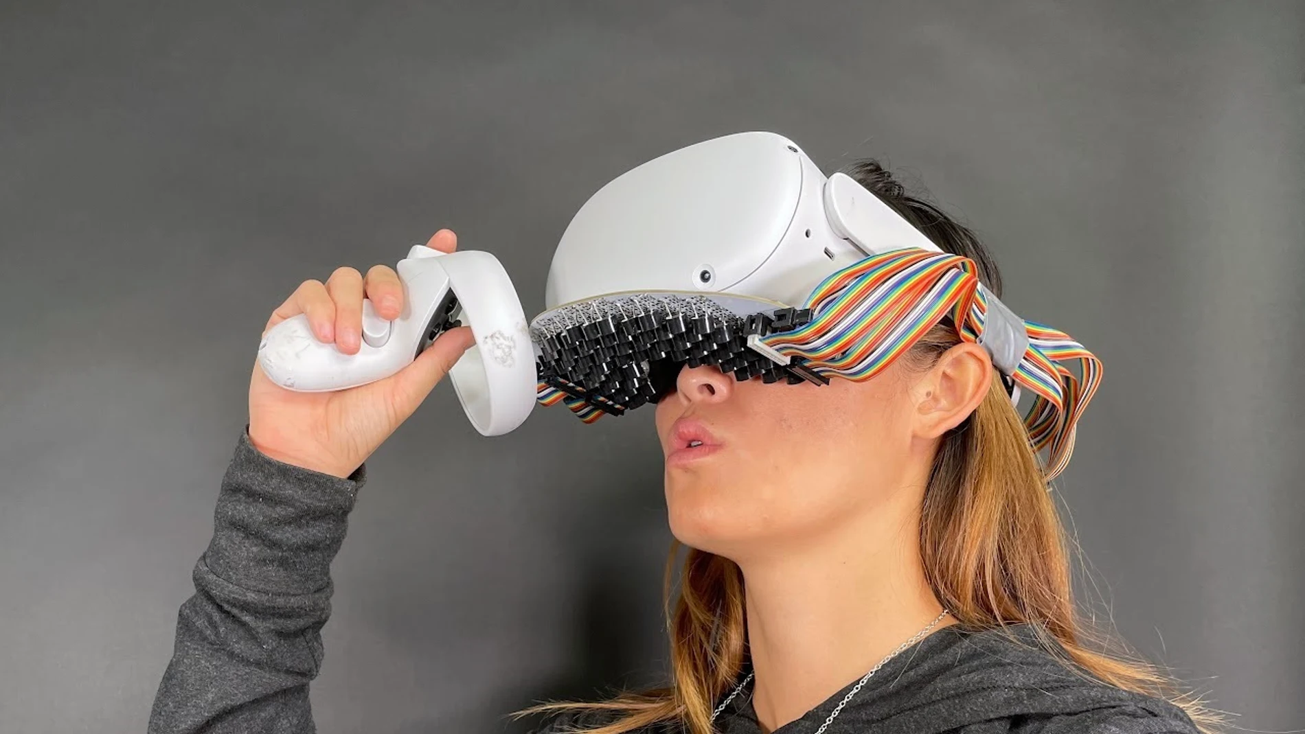 Una usuaria utiliza un casco de realidad virtual.