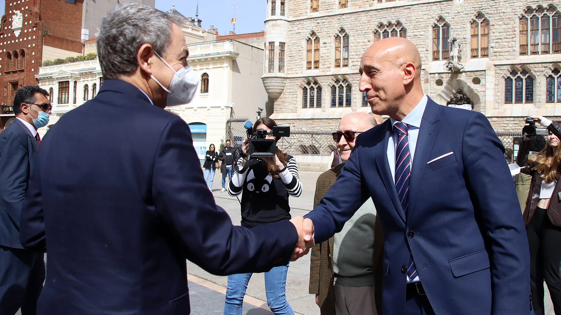 José Luis Rodríguez Zapatero saluda al alcalde de León, José Antonio Diez
