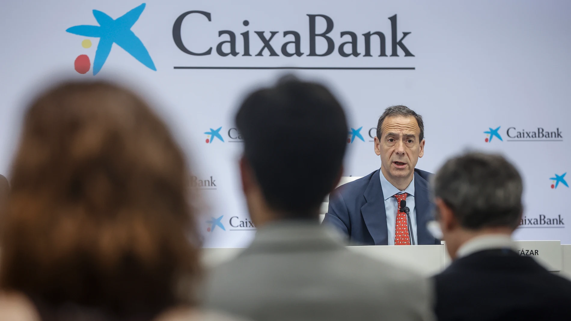El consejero delegado, Gonzalo Gortázar, durante la presentación de los resultados de CaixaBank del primer trimestre del año 2022