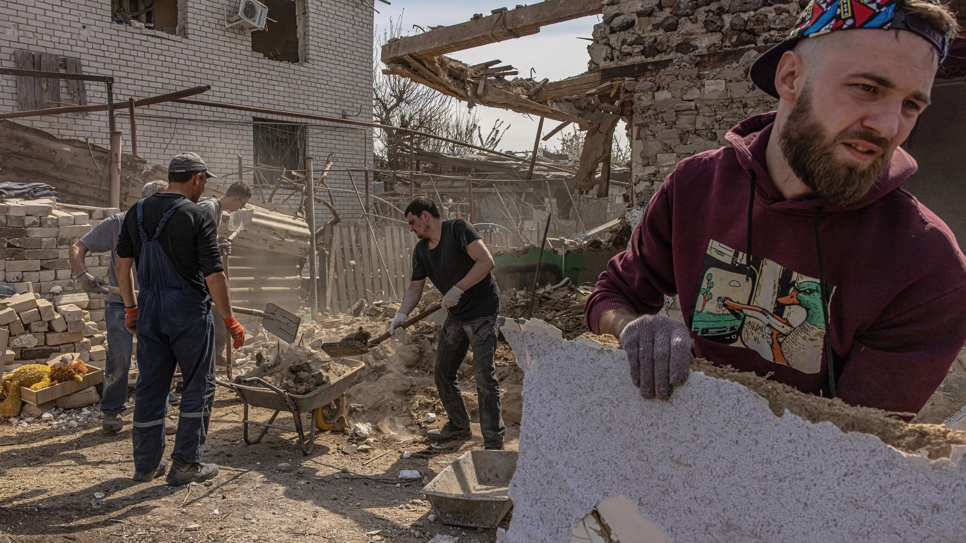 Vecinos de Zaporiyia limpian la zona tras un ataque ruso