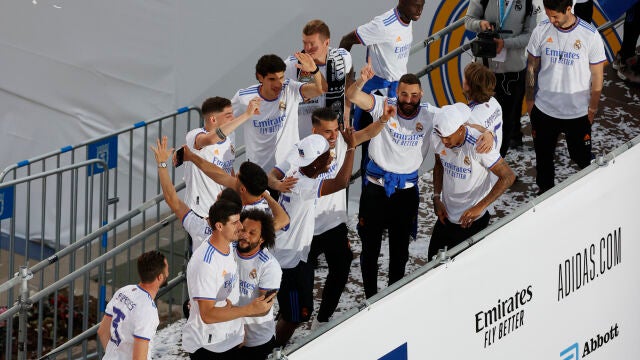 Los jugadores del Real Madrid llegan a la plaza de Cibeles, en Madrid, para celebrar el campeonato de Liga tras vencer al RCD Espanyol en el partido disputado este sábado en el estadio Santiago Bernabéu. EFE/Juan Carlos Hidalgo