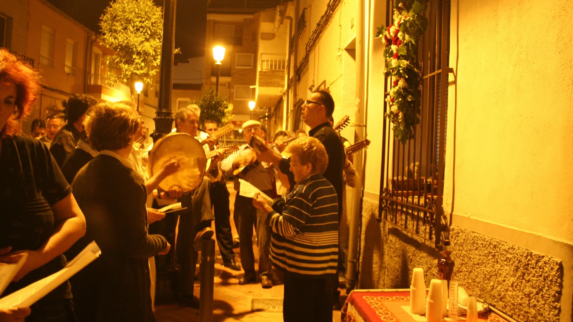 Un grupo canta durante la celebración de las cruces de Mayo en Guadalupe (Murcia)