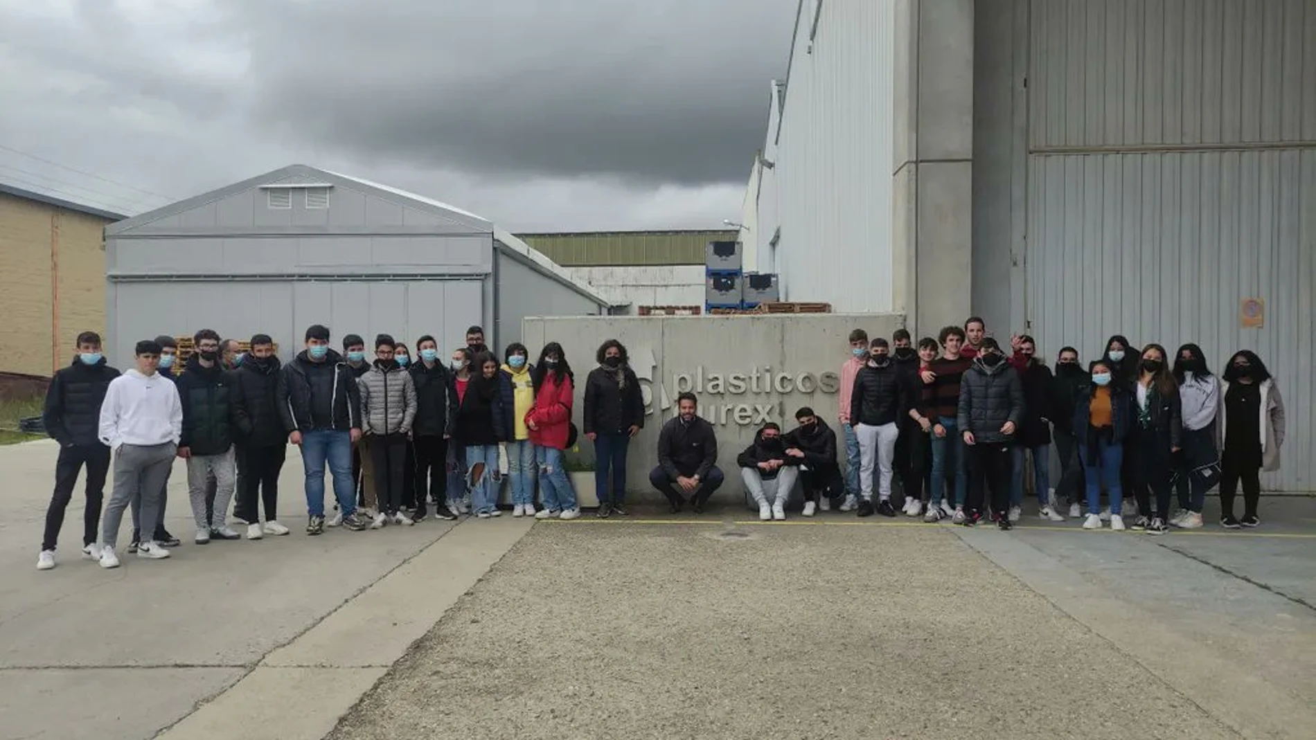 Los alumnos visitando la empresa Plástico Durex