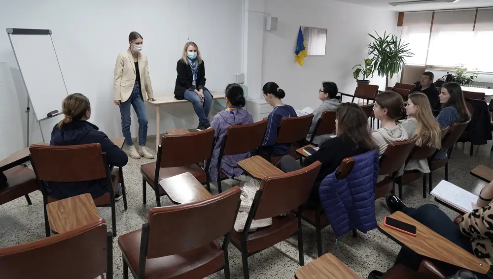 Refugiadas ucranianas asisten a clases de español en Valladolid