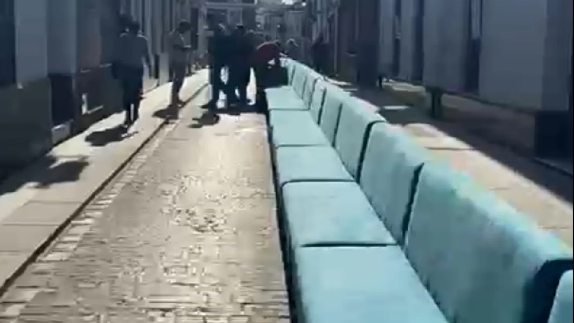 El sofá más largo de España, con capacidad para 1.000 personas, está en Pilas