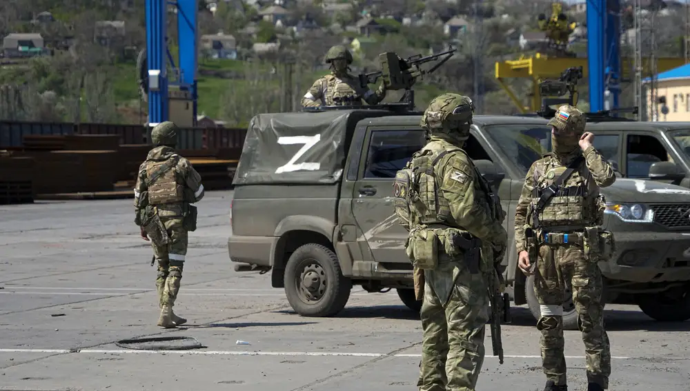 Soldados rusos hacen guardia en el puerto de Mariupol