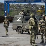 Soldados rusos hacen guardia en el puerto de Mariupol