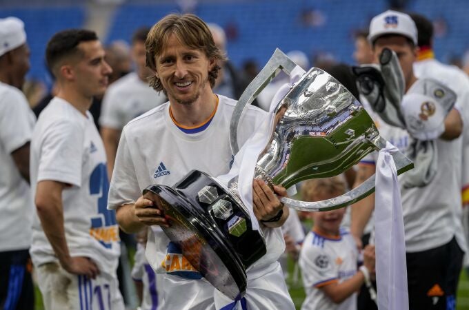 Modric, con el trofeo de campeón de Liga