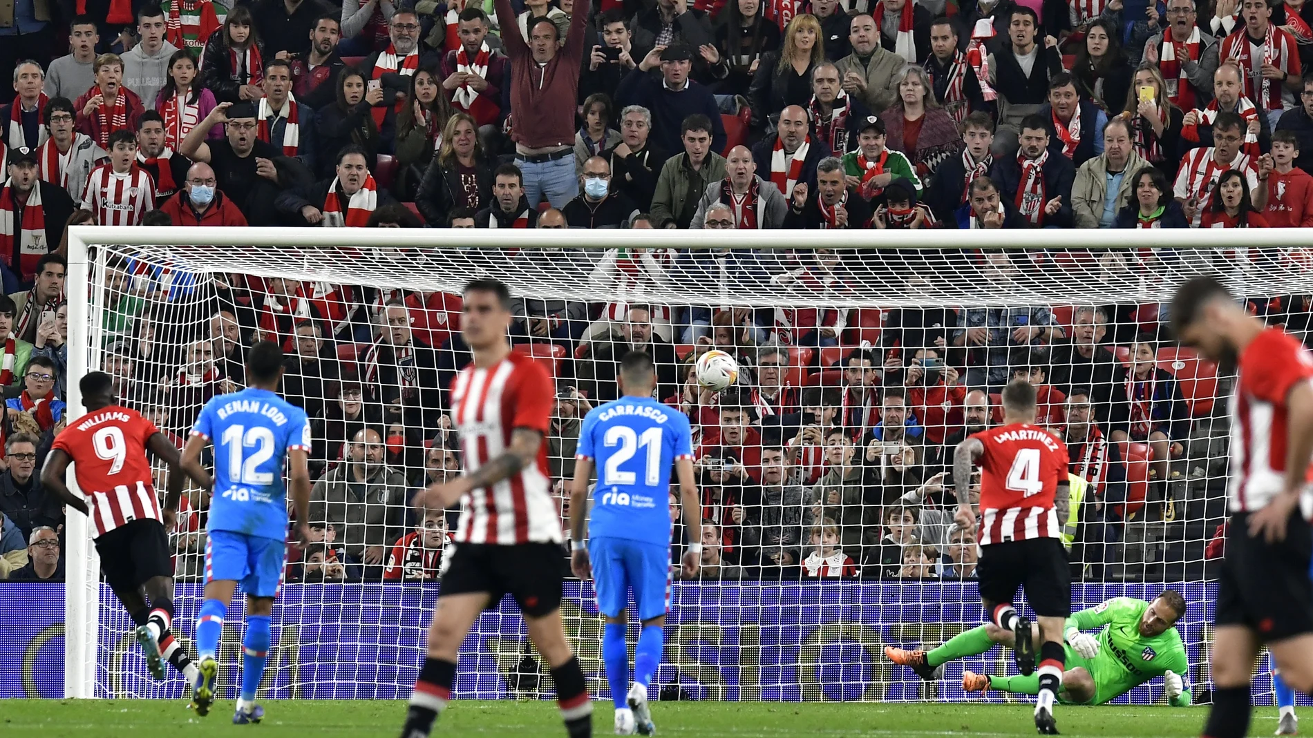 Iñaki Williams marca de penalti el segundo gol del Athletic