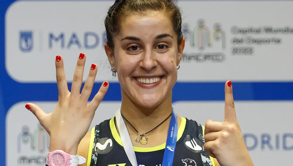 Carolina Marín, en el podio con la medalla de oro tras conquistar este sábado en Madrid su sexto Europeo consecutivo de bádminton