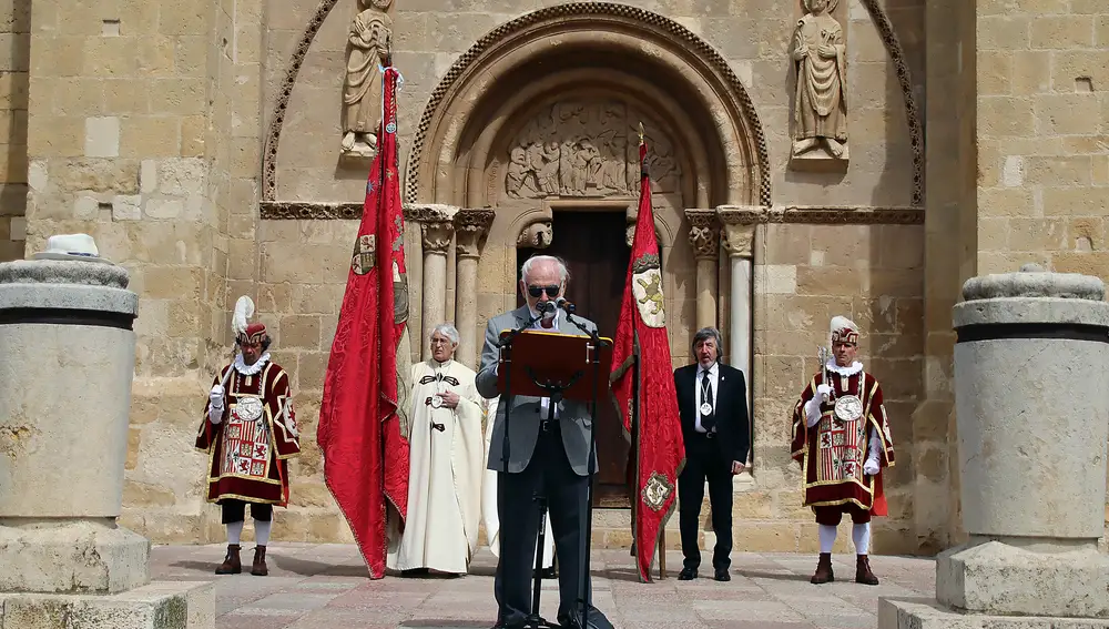 El escritor Juan Pedro Aparicio durante la lectura