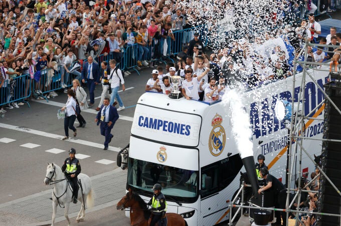MADRID, 30/04/2022.- Los jugadores del Real Madrid llegan a la plaza de Cibeles, en Madrid, para celebrar el campeonato de Liga tras vencer al RCD Espanyol en el partido disputado este sábado en el estadio Santiago Bernabéu. EFE/Juan Carlos Hidalgo