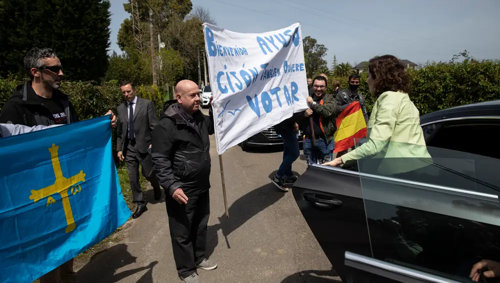13. Militantes del PP de Asturias reciben con una pancarta a Ayuso, antes de la &quot;espicha&quot; con afiliados en un Lagar