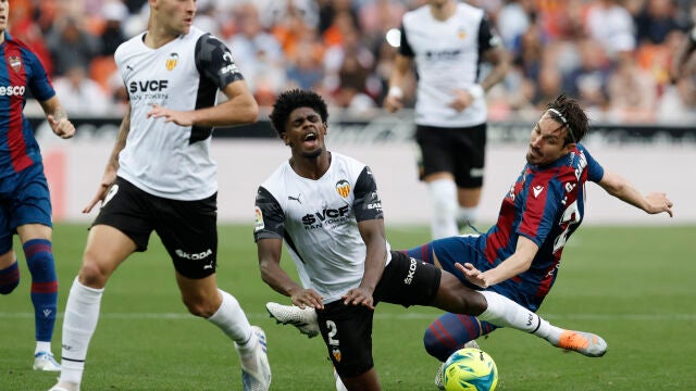 José Campaña con el Levante frente al Valencia. EFE/ Kai Forsterling
