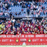 Las Panteras del BM Costa del Sol Málaga celebran su victoria en la final de la Copa de la Reina de balonmano, este domingo en la plaza de toros donostiarra de Illumbe