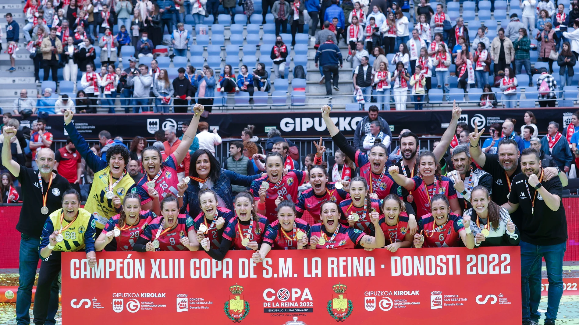 Las Panteras del BM Costa del Sol Málaga celebran su victoria en la final de la Copa de la Reina de balonmano, este domingo en la plaza de toros donostiarra de Illumbe