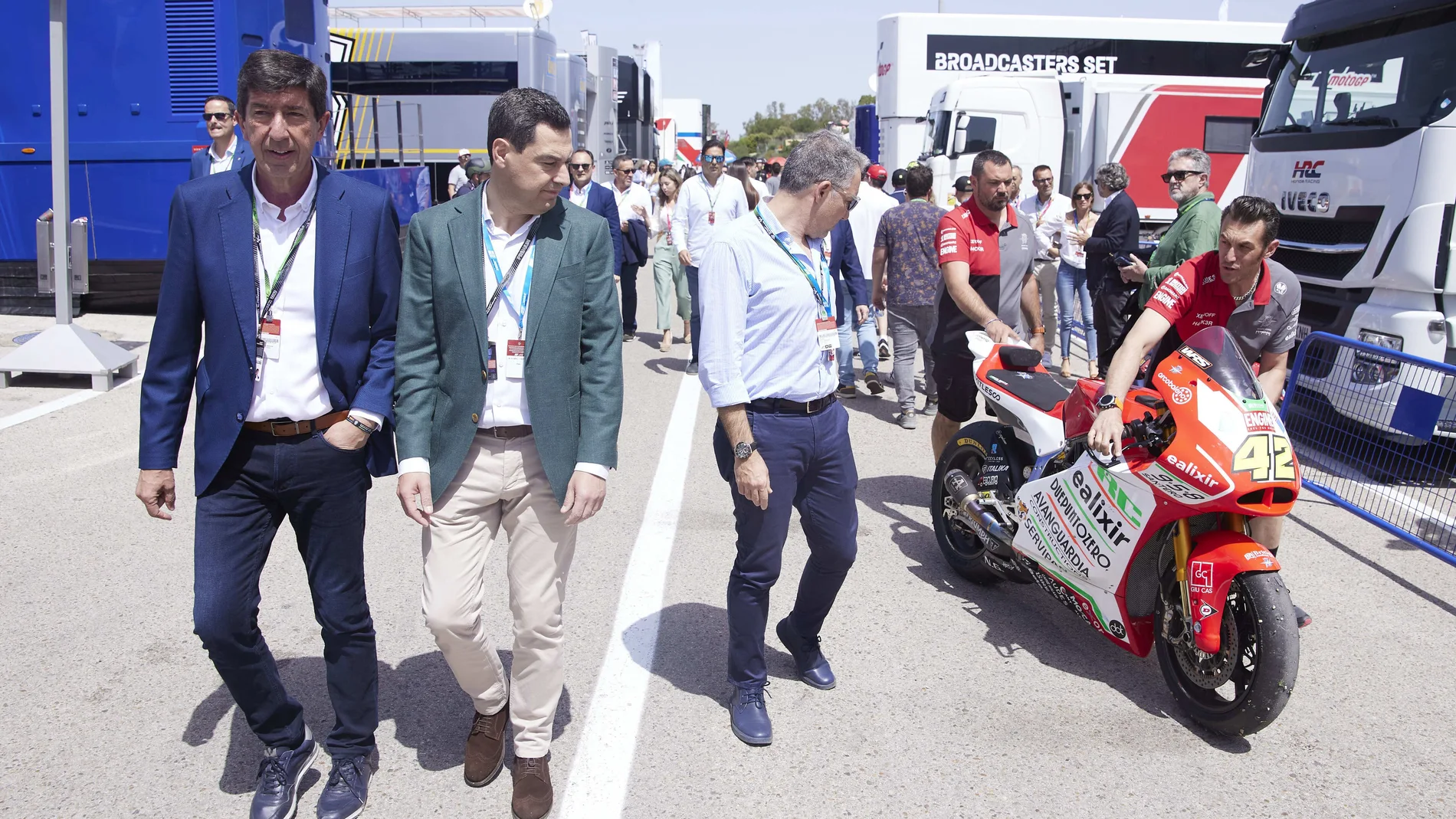 Juan Marín, Juanma Moreno y Elías Bendodo, este domingo en el circuito de Jerez