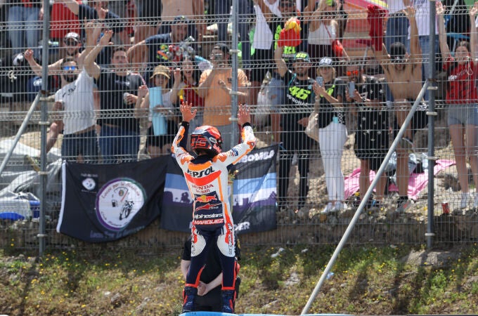 Marc Márquez, con el público de Jerez nada más terminar la carrera de MotoGP del GP de España