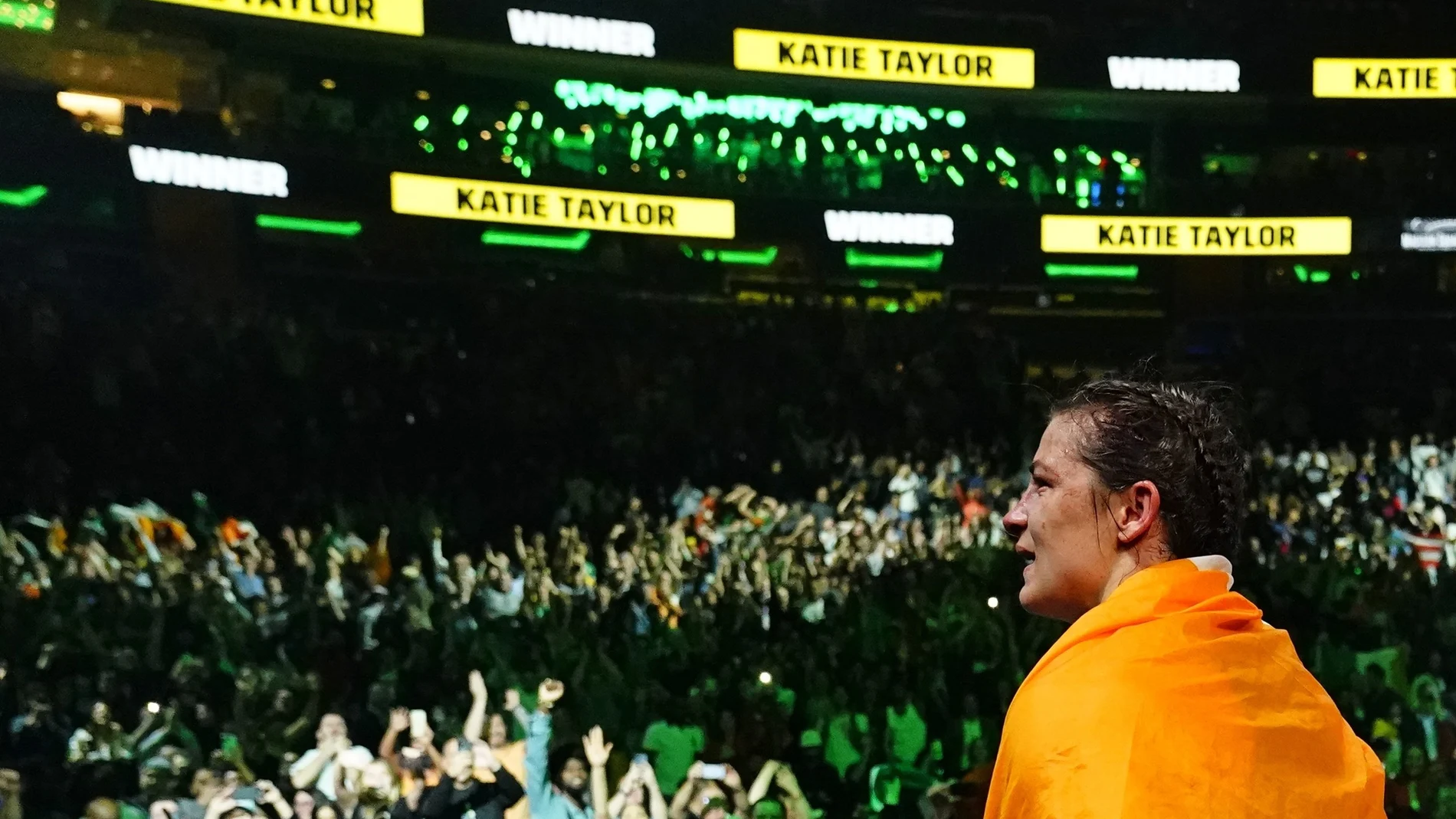 Katie Taylor, envuelta en la bandera irlandesa, mira a las gradas del, Madison Square Garden después de su victoria